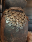 Houten kruik met ketting 
