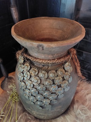 Houten kruik met ketting 