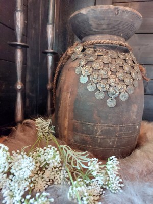 Houten kruik met ketting 