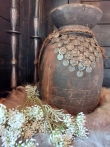 Houten kruik met ketting 