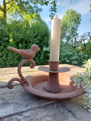 Roestige kandelaar met vogeltje 