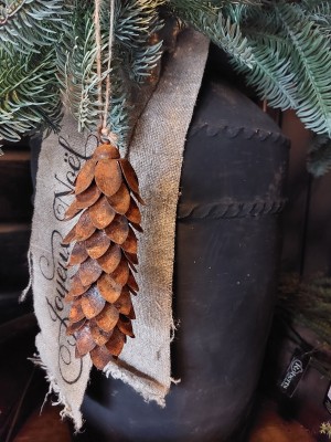 Roestige dennenappel L