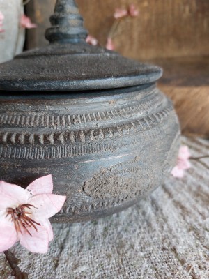 Handgemaakte aardewerk pot met deksel