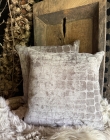 Velvet kussen crocoprint taupe 
