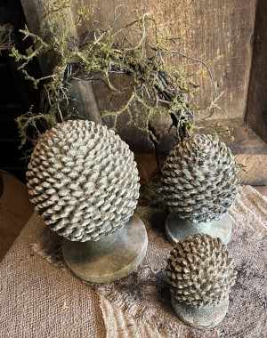 Dennenappel op voet M