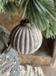 Kerstbal grey mat met ribbel